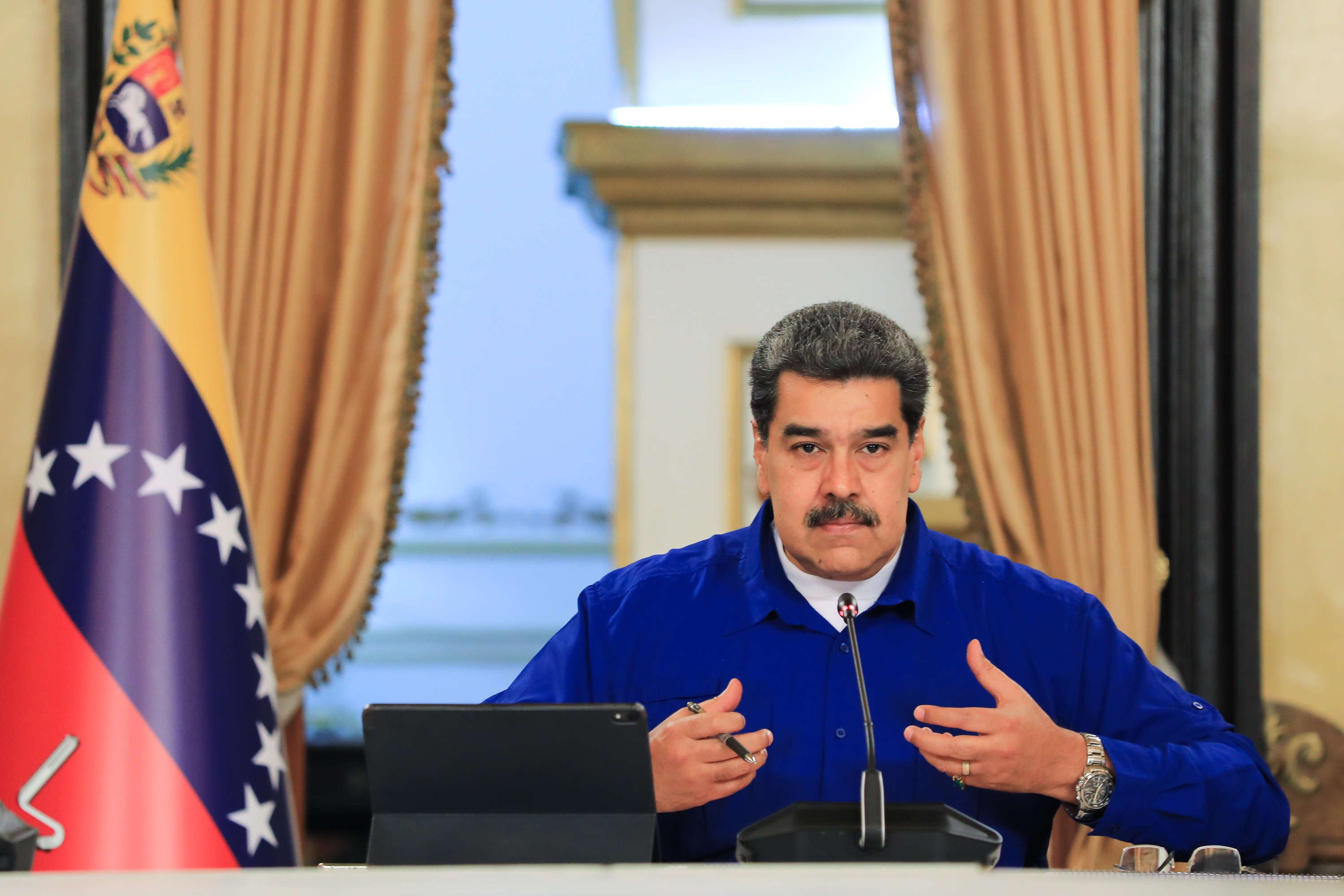 AME5135. CARACAS (VENEZUELA), 06/06/2022.- Fotografía cedida por la oficina de prensa del Palacio de Miraflores donde se observa al presidente de Venezuela, Nicolás Maduro, durante una alocución hoy, en el Palacio de Miraflores en Caracas (Venezuela). Maduro pidió este lunes a su homólogo argentino, Alberto Fernández, que convoque, "más temprano que tarde", a una reunión de la Comunidad de Estados Latinoamericanos y Caribeños (Celac), con el mandatario de EE.UU., Joe Biden, como invitado, ante la exclusión de Venezuela, Cuba y Nicaragua de la Cumbre de las Américas. EFE/ Prensa Miraflores/ SOLO USO EDITORIAL/NO VENTAS/SOLO DISPONIBLE PARA ILUSTRAR LA NOTICIA QUE ACOMPAÑA/CRÉDITO OBLIGATORIO