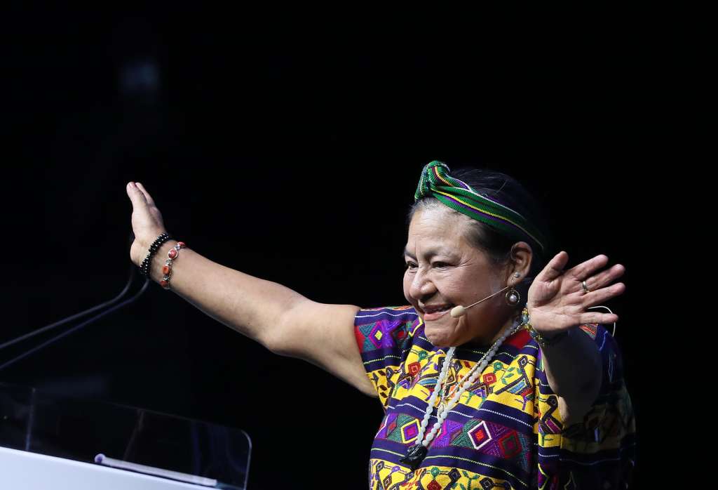 MEX1882. CIUDAD DE MÉXICO (MÉXICO), 05/09/2025.- La líder indígena y Nobel de la Paz (1992), Rigoberta Menchú, saluda durante el evento México Siglo XXI de la fundación Telmex este viernes, en el Auditorio Nacional de la Ciudad de México (México). Menchú advirtió que la humanidad enfrenta el riesgo de perder su esencia en la era digital si la tecnología y la inteligencia artificial no se ponen al servicio del bien común. EFE/ Mario Guzmán