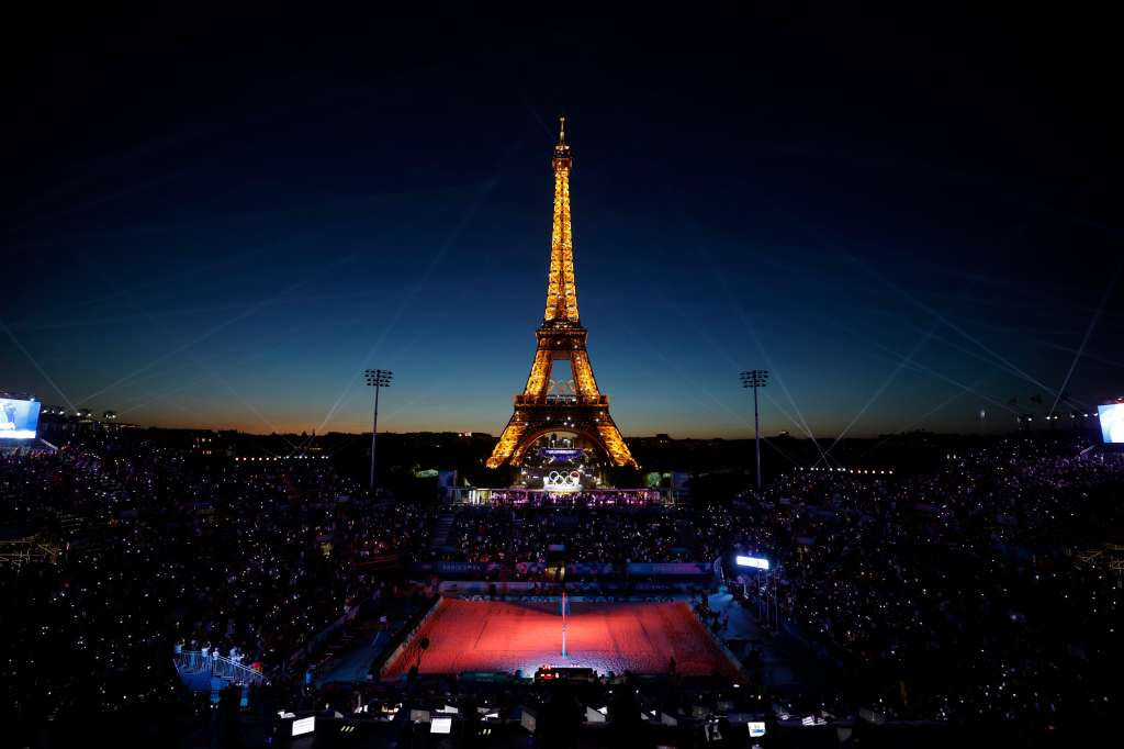 Paris (France), 10/08/2024.- A light show at the venue ahead of the Men's gold medal match between Sweden and Germany in the Beach Volleyball competitions in the Paris 2024 Olympic Games, at the Eiffel Tower in Paris, France, 10 August 2024. (Francia, Alemania, Suecia) EFE/EPA/TOLGA AKMEN