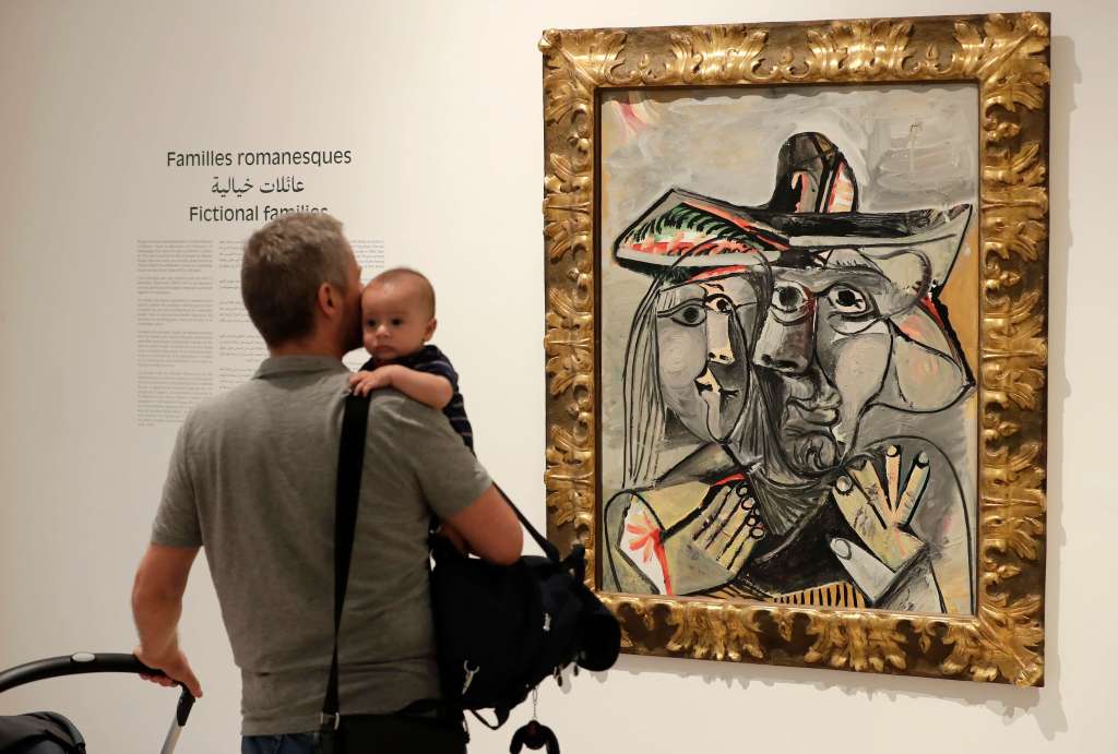 Un visitante observa una obra de arte del artista español Pablo Picasso exhibida en el Museo Sursock en la capital libanesa Beirut. / Joseph Eid - AFP