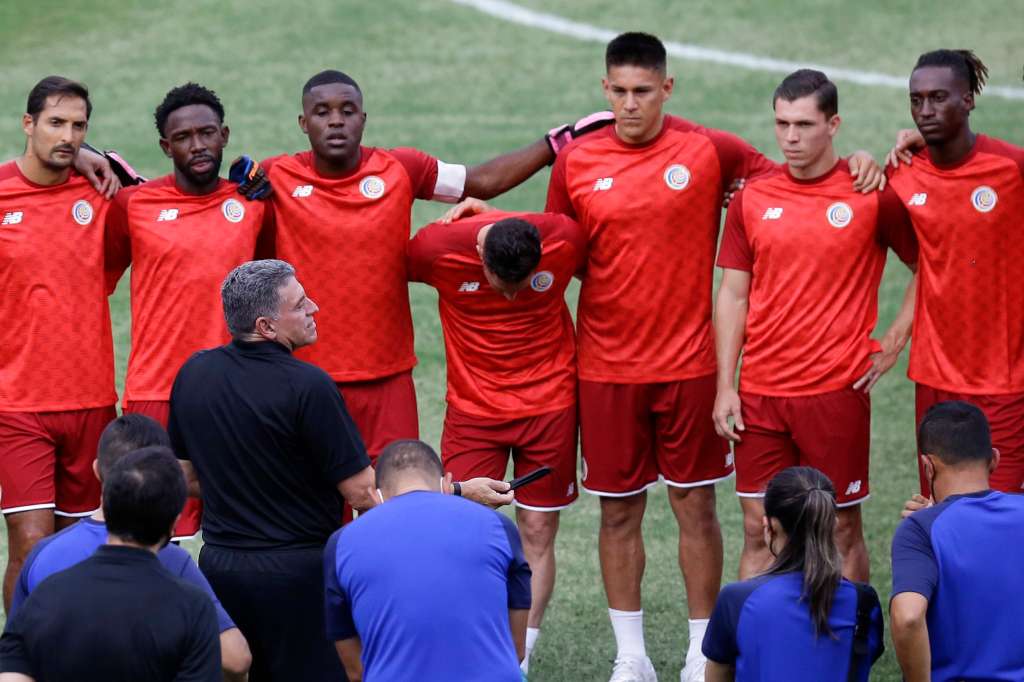 -FOTODELDÍA- AME4042. CIUDAD DE PANAMÁ (PANAMÁ), 01/06/2022.- El entrenador Luis Fernando Suárez (c) de la selección de Costa Rica da hoy indicaciones a sus jugadores durante un entrenamiento en Ciudad de Panamá (Panamá). Suárez reconoció este miércoles la importancia de los dos duelos de la Liga de Naciones de la Concacaf, ante Panamá y Martinica, pero dijo que los jugadores están pensando más en el partido de la repesca al Mundial de Catar 2022. EFE/Bienvenido Velasco