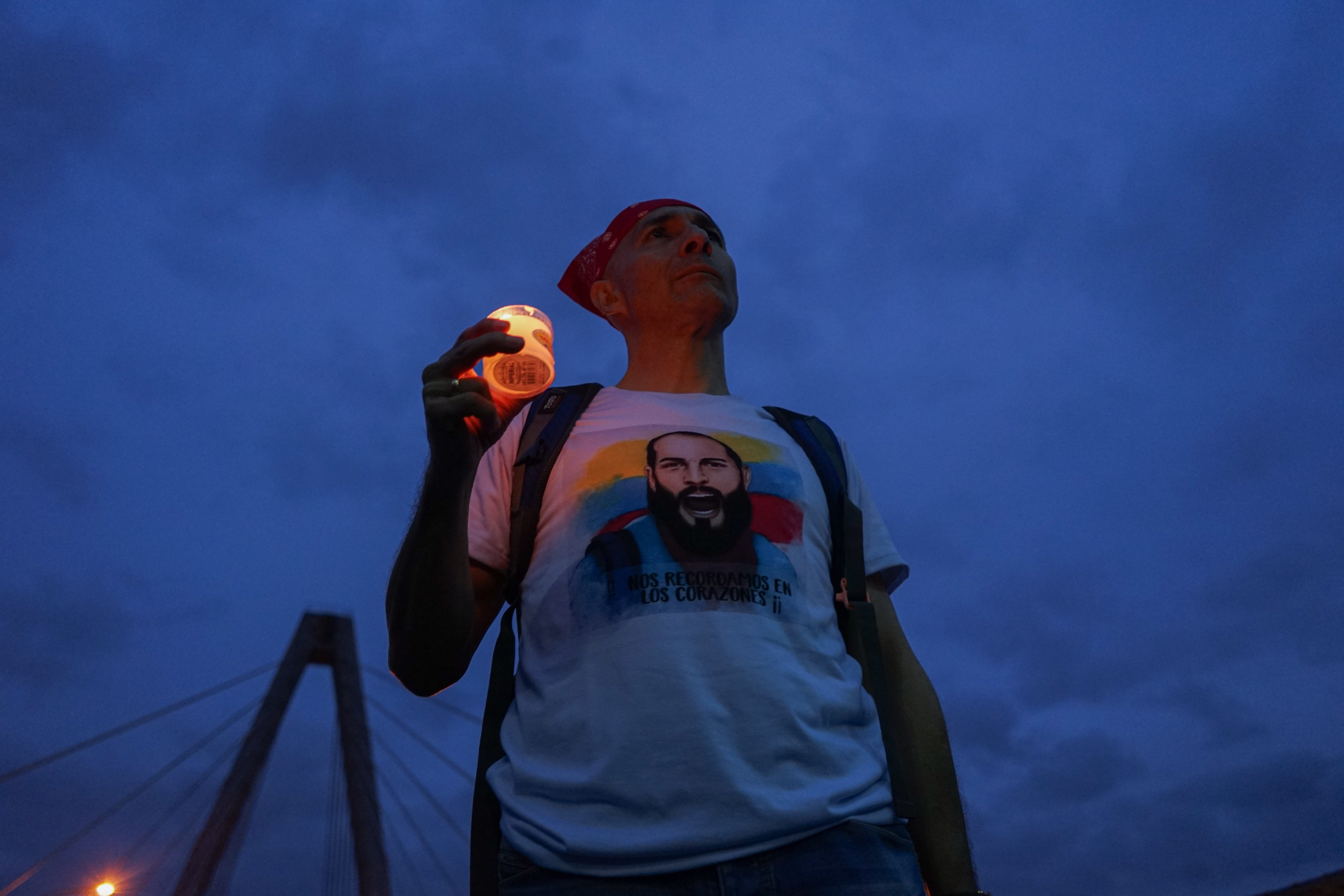 Mauricio Villa, padre de Lucas Villa, en el lugar donde dispararon a su hijo, el Viaducto de Pereira.