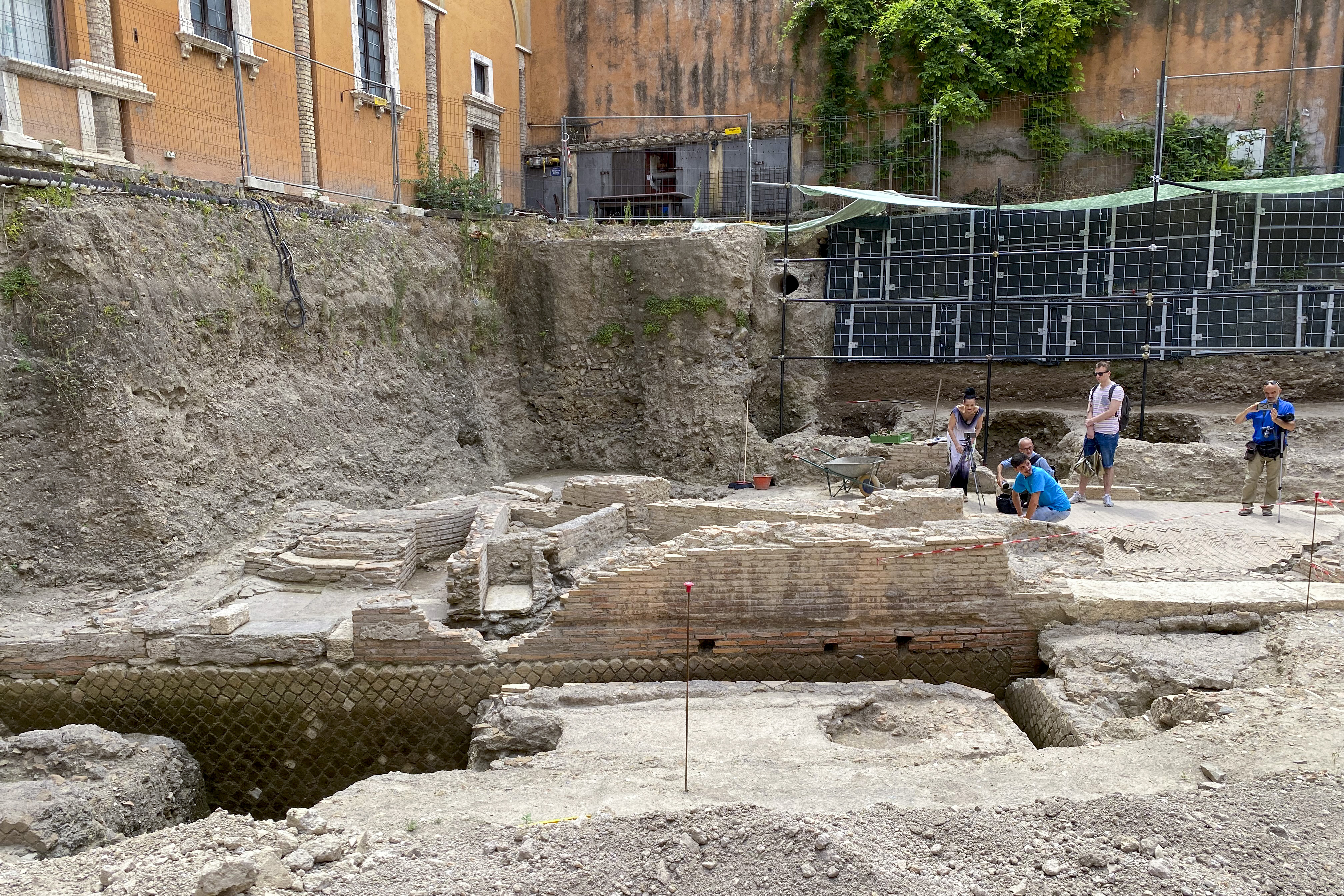 ROMA, 26/07/2023.- El teatro donde al emperador Nerón le gustaba exhibirse salió a la luz gracias a excavaciones que lograron probar por primera vez la ubicación del que fue un lujoso edificio de la época imperial, ubicado a pocos metros del Vaticano y del que sólo se tenía constancia en textos antiguos, anunciaron hoy los arqueólogos de la capital. EFE/ Raúl Martínez Mendo