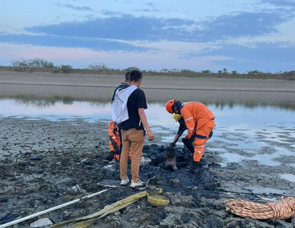 Niño enterrado en laguna de lodo en Ibagué