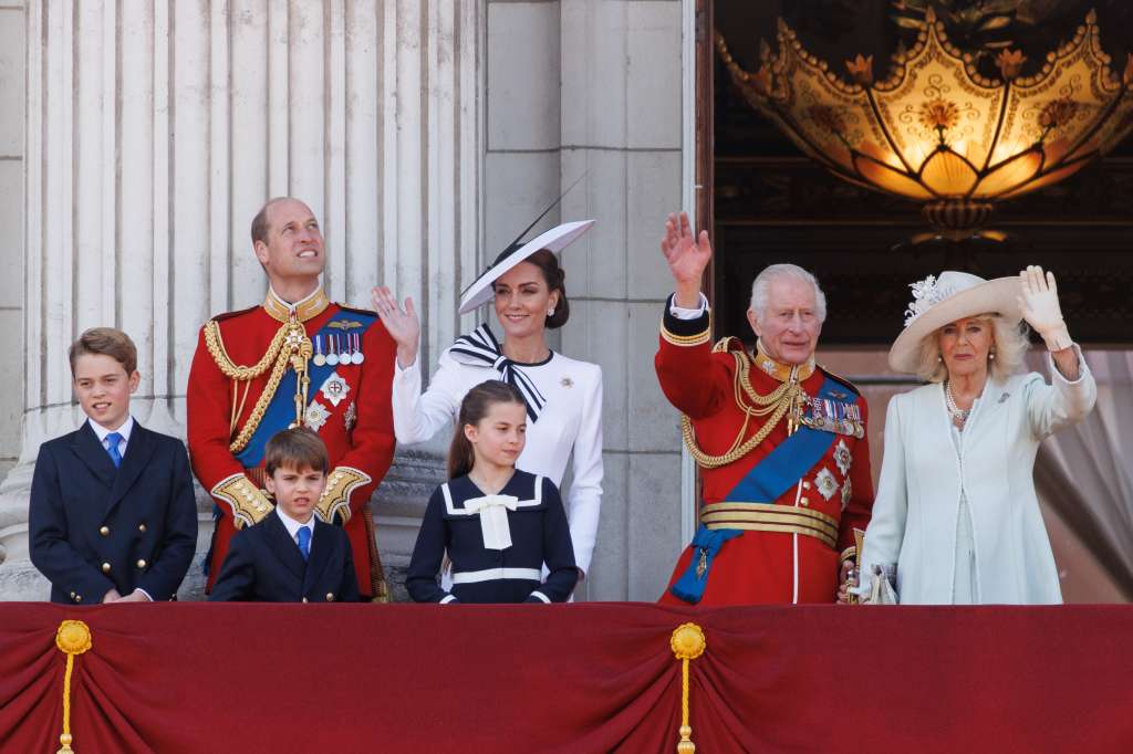 London (United Kingdom), 15/06/2024.- (L-R) Britain's Prince George, Prince Louis, William Prince of Wales, Princess Charlotte, Catherine Princess of Wales, King Charles III and Queen Camilla wave to the crowd on the balcony of Buckingham Palace following the annual Trooping the Colour parade in London, Britain, 15 June 2024. The King's birthday parade, traditionally known as Trooping the Colour, is a ceremonial military parade to celebrate the official birthday of the British sovereign. Britain's Catherine Princess of Wales made her first public appearance since she disclosed that she has been diagnosed with cancer in March 2024. (Príncipe de Gales, Princesa de Gales, Reino Unido, Londres) EFE/EPA/TOLGA AKMEN