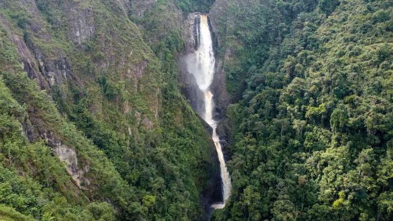El Salto de Bordones, ubicado entre los municipios de Isnos, Saladoblanco y Pitalito, en el Huila, es una de las cascadas más altas de Colombia, con una caída aproximada de 400 metros formada por las aguas del río Bordones. Rodeado por las montañas del Macizo Colombiano, este destino sorprende por sus cañones, farallones y paisajes naturales que pueden apreciarse desde un mirador o recorriendo senderos cercanos. Para llegar, desde Pitalito se pueden tomar camionetas que van directamente hacia Bordones en un trayecto de aproximadamente una hora, o acceder desde San Agustín.