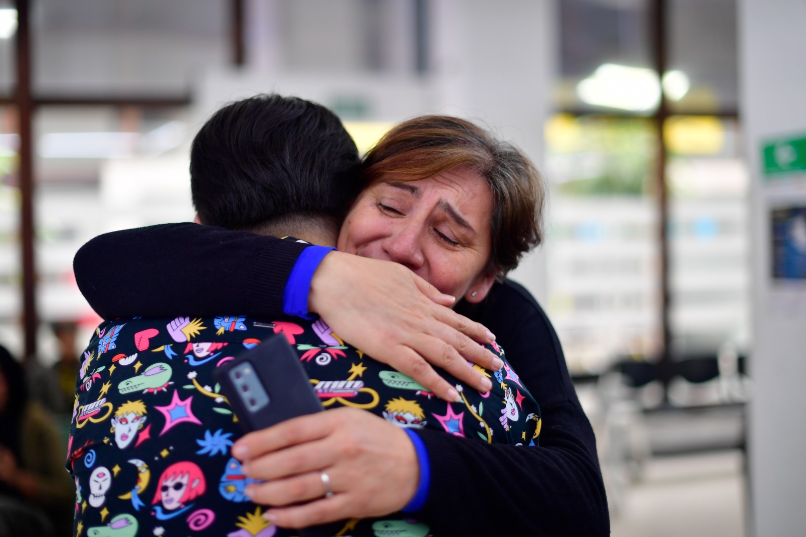 Lucas Alejandro Mayorga abraza a su mamá, luego de recibir la cédula.