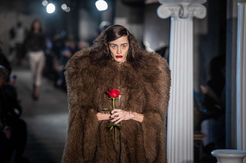 -FOTODELDÍA- Paris (Francia), 23/09/2024.- Una modelo desfila con unas creaciones de los diseñadores Patric DiCaprio y Bryn Taubensee para Vaquera durante la Paris Fashion Week, en París. EFE/CHRISTOPHE PETIT TESSON