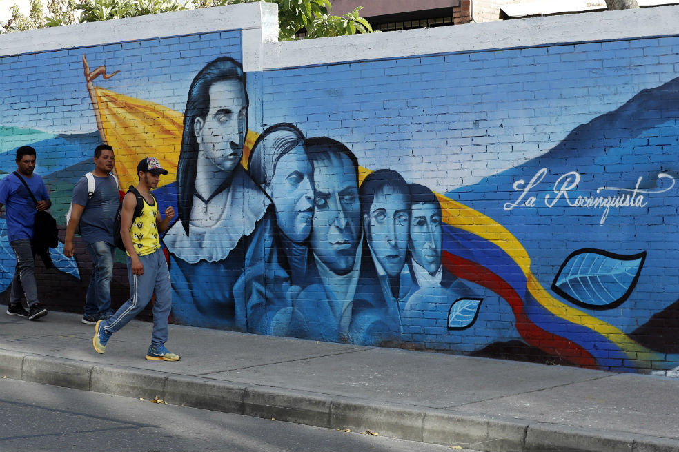 Por ello, quienes hicieron parte del proyecto lo consideran "enriquecedor" debido a que "los artistas fluyeron y eso permite que el espectador vea la pasión reflejada en cada pared al fusionar en ella el arte y la historia", comentó.De este modo, la conmemoración urbana del Bicentenario era, a juicio de Saldaña, "algo inevitable".Y es que hoyBogotáes considerada el epicentro del grafiti en América Latina, tanto que turistas de Holanda, Alemania, Estados Unidos, Japón o Australia llegan a la capital con el único fin de hacer el "Tour Graffiti" por la ciudad.De hecho, ahora el 20 de Julio es visitado a diario por los turistas que encuentran en sus calles no solo la amabilidad y religiosidad de su gente, sino buena parte de la "Justa Libertadora" en sus paredes."Este es un verdadero paso del Gobierno para que la economía naranja se sostenga y enseñar de una forma diferente porque más allá del tema estético, estos murales son una herramienta de enseñanza poderosa para las nuevas generaciones", indicó Saldaña.De hecho, así también lo han entendido los residentes del 20 de Julio para quienes está claro que los grafitis "tienen dos lados".Obviamente, explicó Saldaña, "la esencia del grafiti es lo ilegal, lo callejero, pero también hemos descubierto todos con este ejercicio que permite hacer obras con las que la comunidad se identifica y eso ayuda a recuperar el territorio y a fomentar la convivencia entre los colombianos basados en el respeto y el valor del arte".