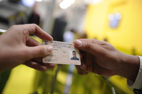 Causas de suspensión y cancelación de la licencia de conducción en Colombia