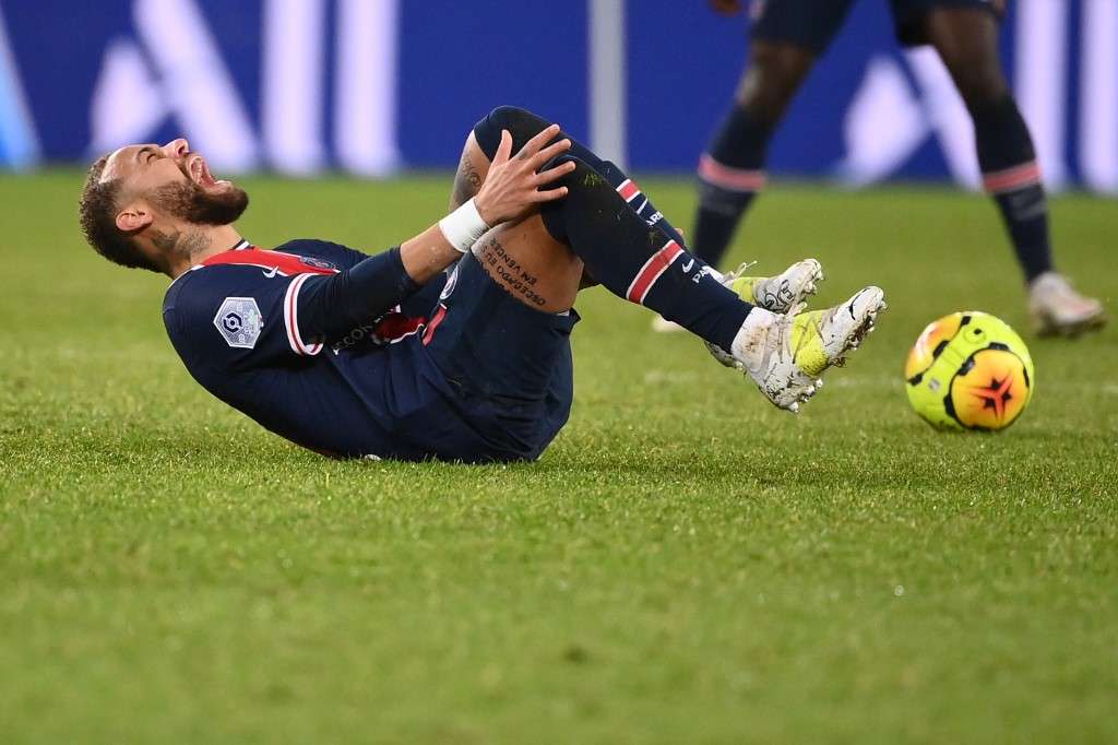 Neymar sufrió una dura entrada por parte de su compatriota Thiago Mendes.