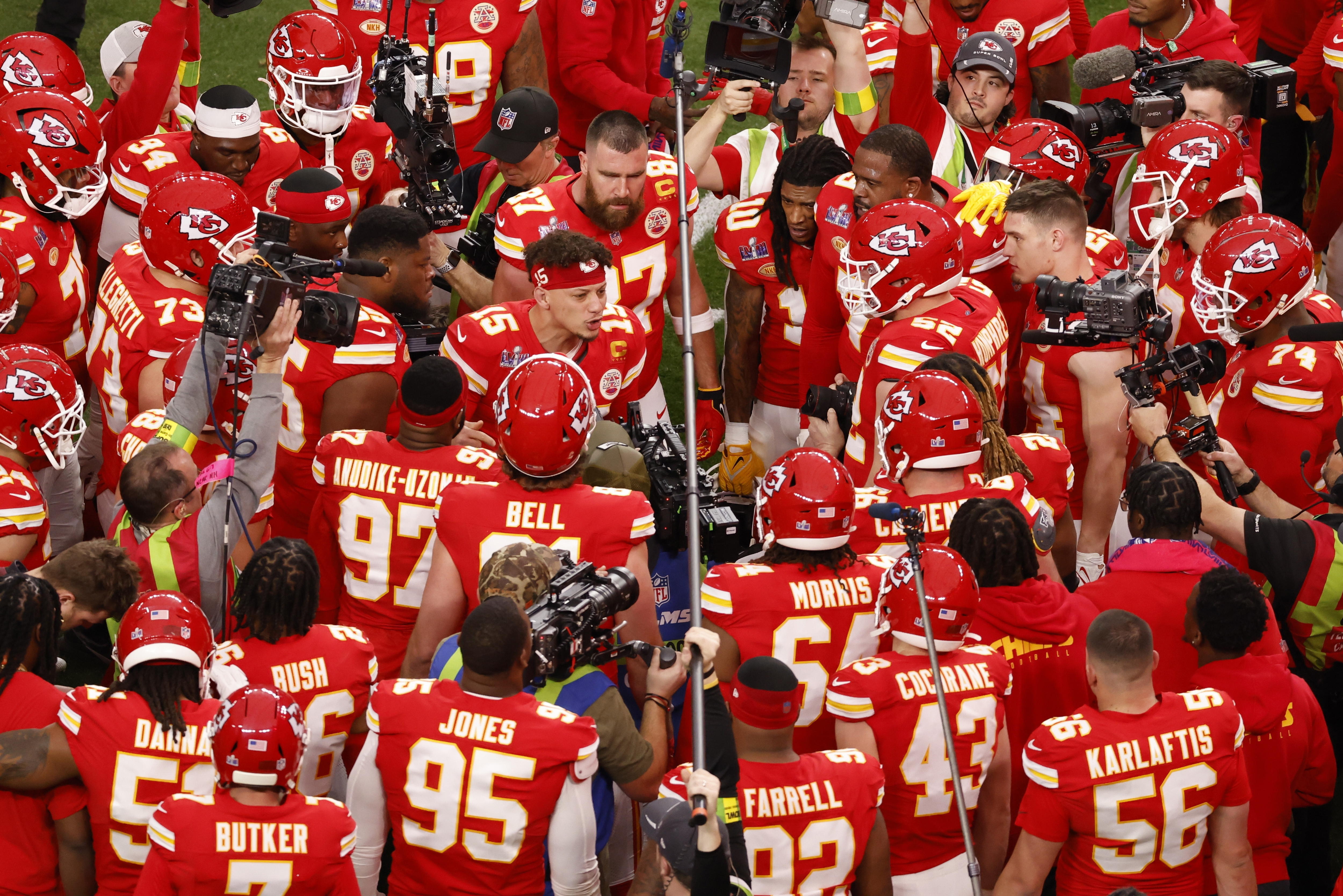 Las Vegas (United States), 11/02/2024.- Kansas City Chiefs quarterback Patrick Mahomes (C) gives a pep talk before the first half of Super Bowl LVIII between the Kansas City Chiefs and the San Fransisco 49ers at Allegiant Stadium in Las Vegas, Nevada, USA, 11 February 2024. The Super Bowl is the annual championship game of the NFL between the AFC Champion and the NFC Champion and has been held every year since 1967. EFE/EPA/CAROLINE BREHMAN