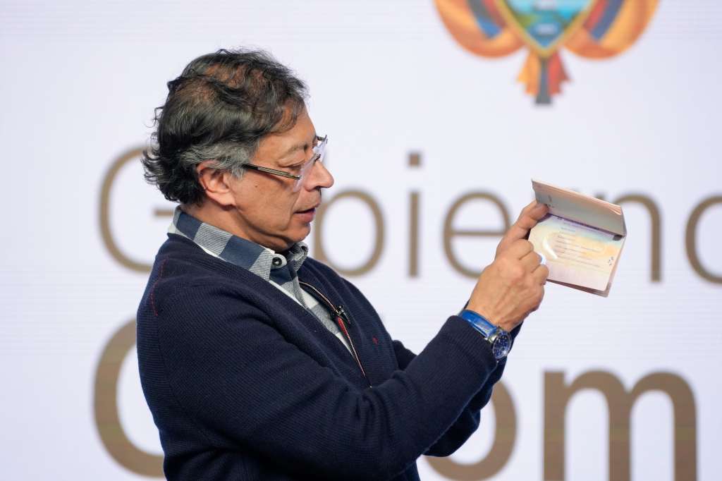 Presidente Gustavo Petro presenta pasaporte.