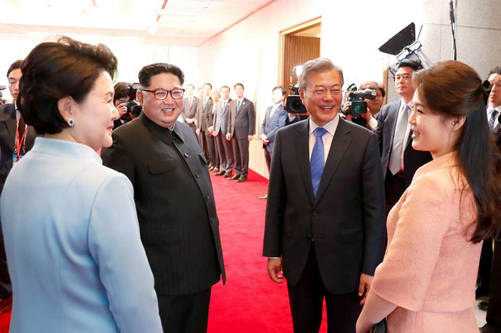 La primera dama norcoreana, Ri Sol-ju (derecha), junto con el líder norcoreano Kim Jong-un, el presidente surcoreano, Moon Jae-in, y la primera dama surcoreana, Kim Jung-sook (izquierda), conversan en Peace House, edificio situado al lado sur de la frontera donde mantuvieron sus dos rondas de encuentros de la cumbre intercoreana. / EFE