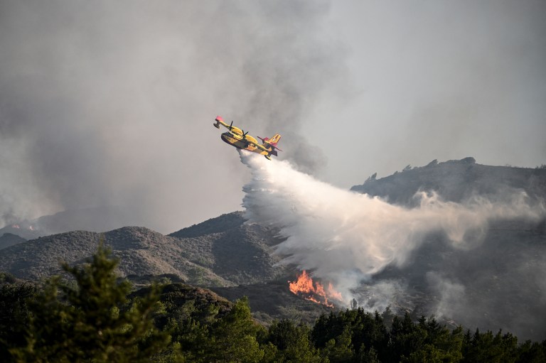 Video: se estrella avión en Grecia mientras luchaba por controlar los incendios