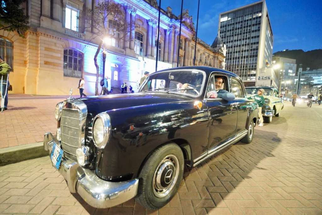 Desfile de autos clásicos y antiguos en Bogotá