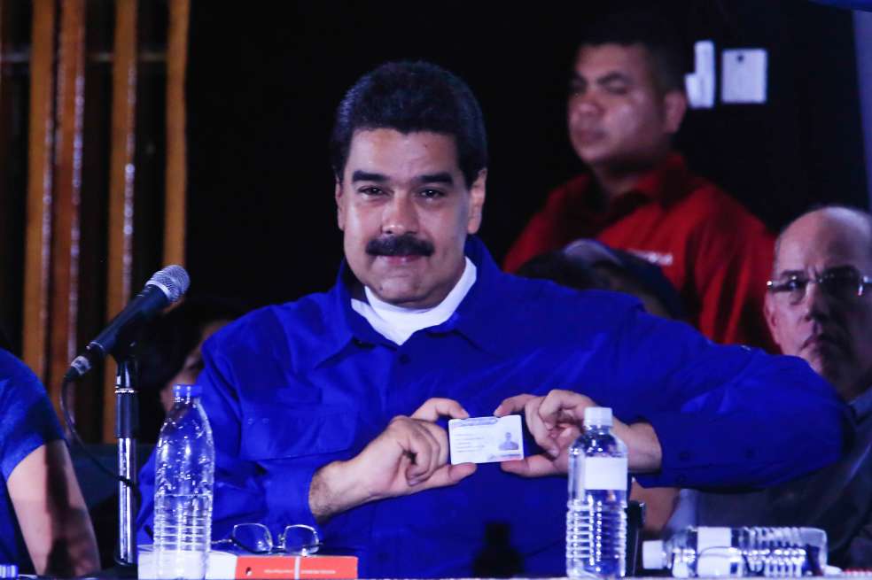 "Juan Manuel Santos perdió el límite para hacer el ridículo" aseguró Maduro en alocución, luego de que el presidente colombiano anunciara que no iba a reconocer los resultados de la votación del domingo. / EFE.