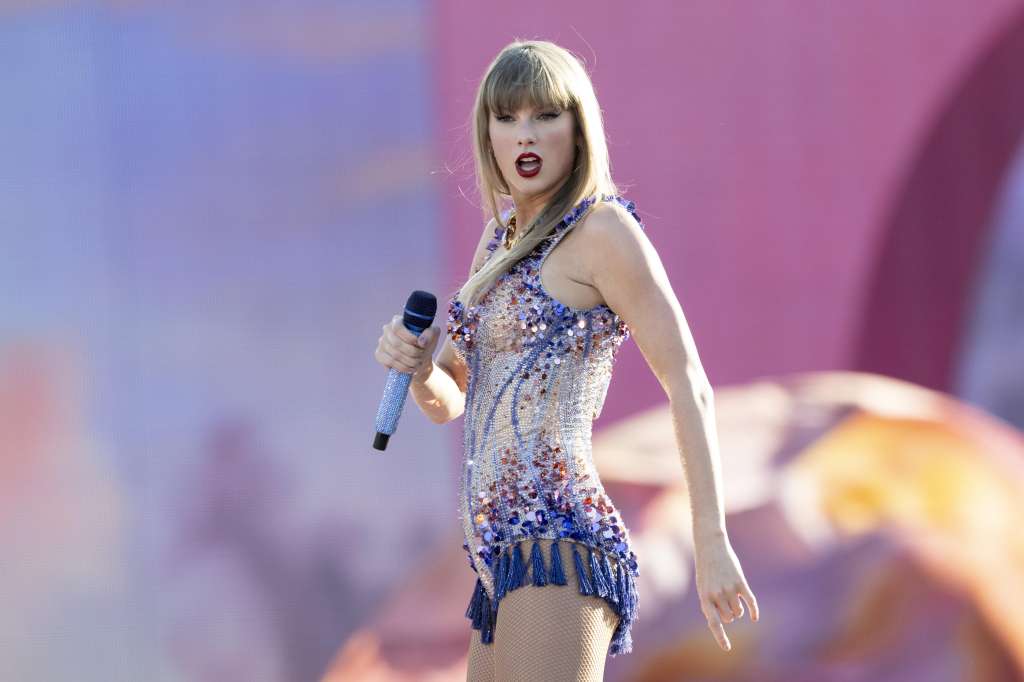 Zurich (Switzerland), 09/07/2024.- US singer-songwriter Taylor Swift performs during her concert as part of her 'Eras Tour' at the Letzigrund Stadium in Zurich, Switzerland, 09 July 2024. The US artist is giving concerts on 09 and 10 July at the Zurich Letzigrund Stadium. (Suiza) EFE/EPA/ENNIO LEANZA EDITORIAL USE ONLY - MAY NOT BE USED AS A COVER IMAGE FOR MAGAZINES OR BOOK PUBLICATIONS EDITORIAL USE ONLY