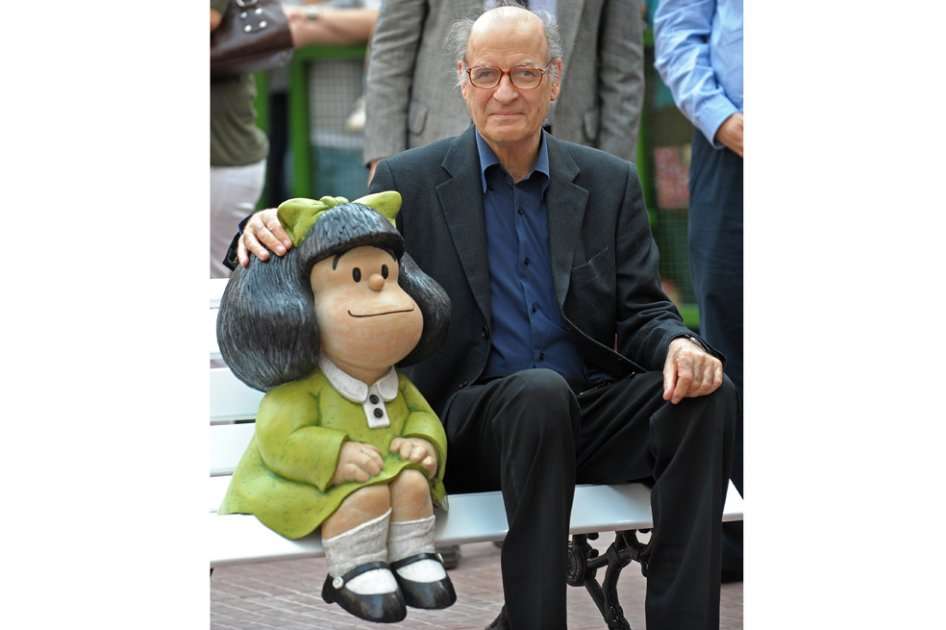 Joaquin Salvador Lavado Tejon, más conocido como Quino, junto a su creación Mafalda.