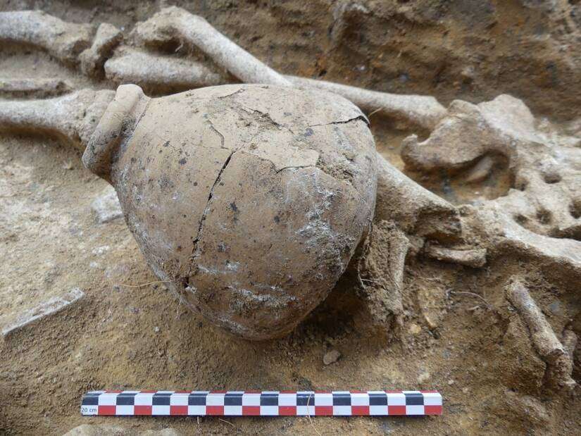 En las tumbas también se encontraron objetos como vasijas o pocillos. Eran elaborados en cerámica y en vidrio.