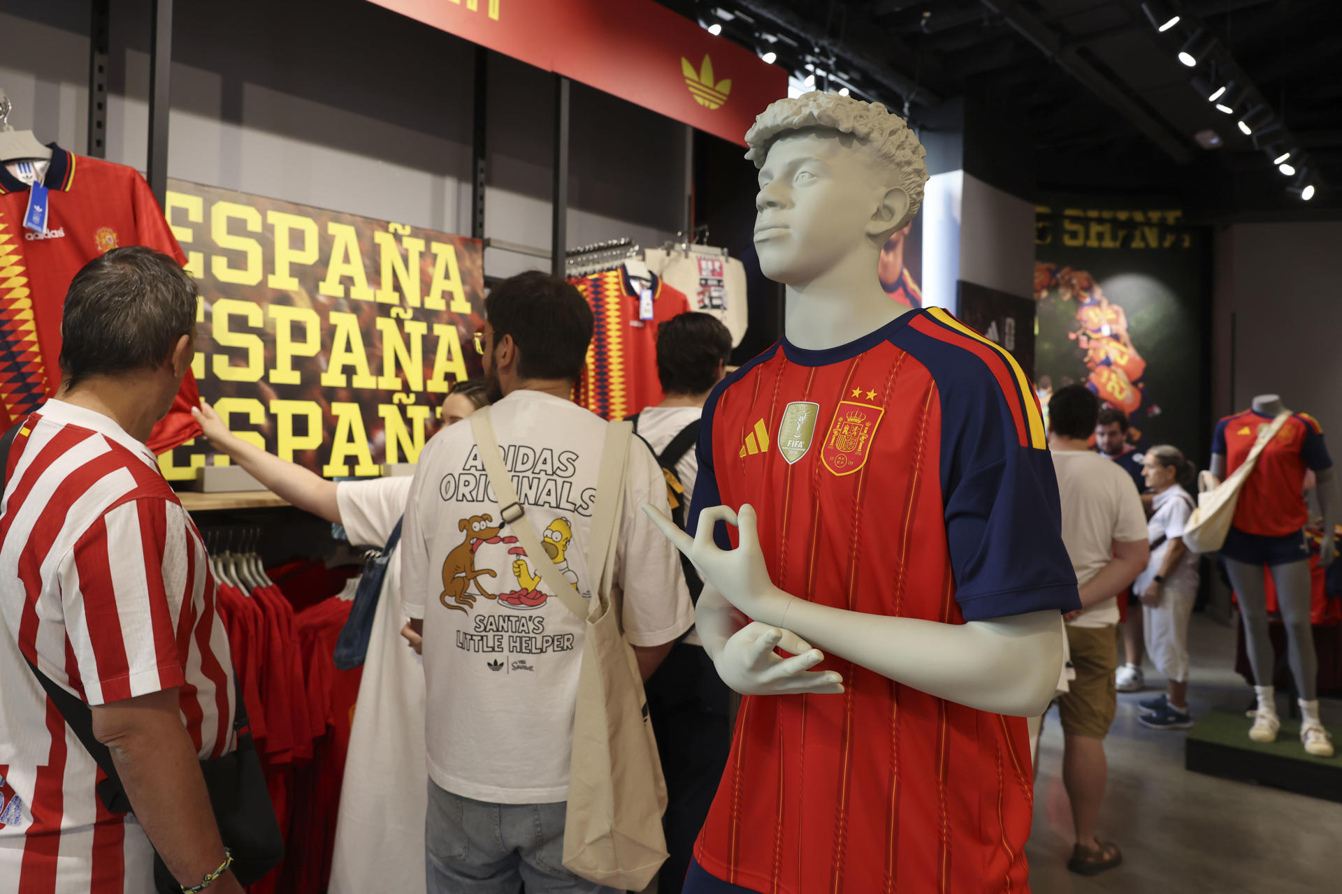 MADRID, 04/08/2026.- Un maniquí con el aspecto de Yamine Lamal en la tienda de Adidas, patrocinador oficial de la selección, que este martes pone a la venta la camiseta de la selección española de fútbol con las dos estrellas y el escudo actualizado, tras haber ganado el Mundial 2026. EFE/ Kiko Huesca