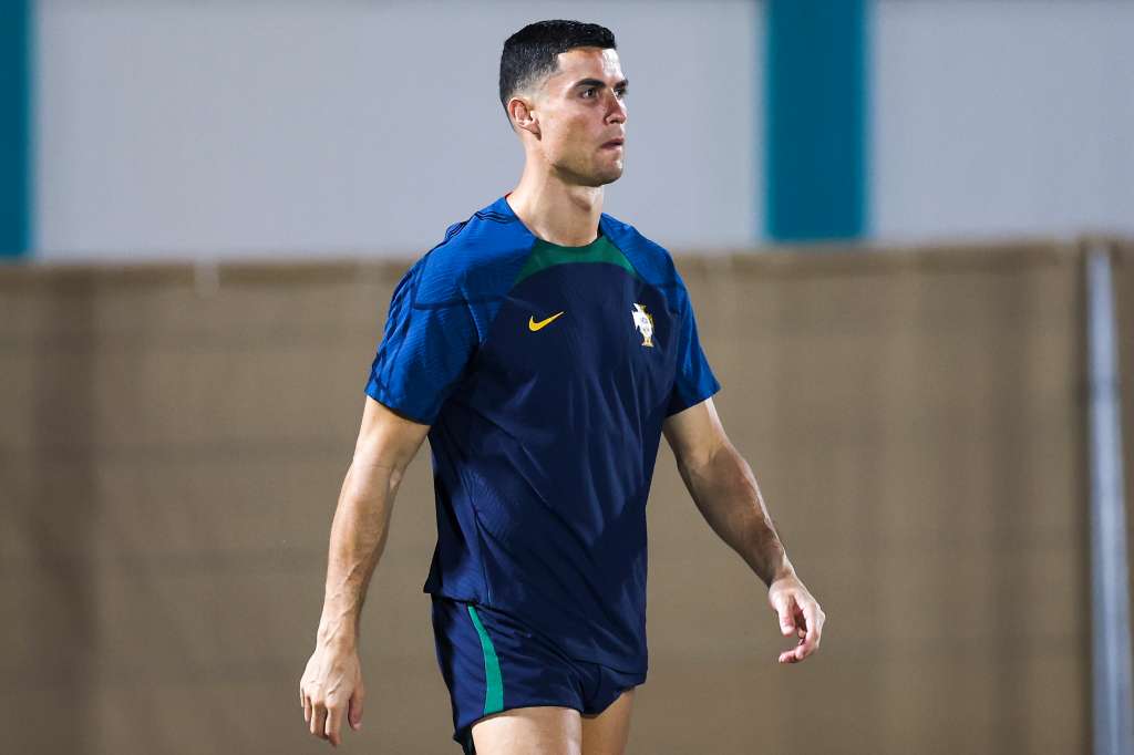 Al-shahaniya (Qatar), 05/12/2022.- Portugal player Cristiano Ronaldo attends a training session in Al-Shahaniya, Qatar, 05 December 2022. Portugal will face Switzerland in their round of 16 match at the FIFA World Cup on 06 December. (Mundial de Fútbol, Suiza, Catar) EFE/EPA/JOSE SENA GOULAO