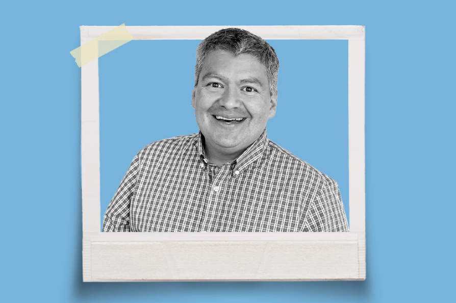Tom Tovar estudió Finanzas y Contabilidad en la Universidad de Houston.