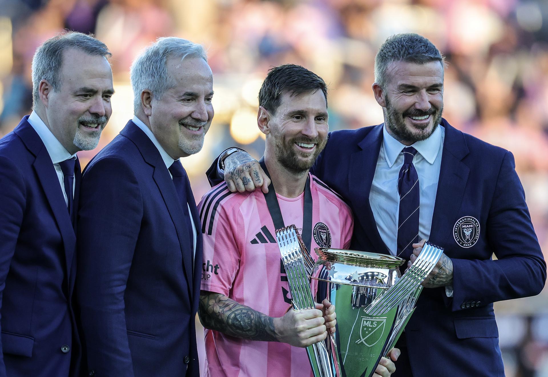 Fort Lauderdale (United States), 06/12/2025.- Inter Miami Owners Jose Mas (L), Jorge Mas (2-L), and David Beckham (R) pose with Inter Miami's Lionel Messi as he holds the 2025 MLS Cup trophy after winning the 2025 MLS Cup Final soccer match between Inter Miami CF and Vancouver Whitecaps FC, in Fort Lauderdale, Florida, USA, 06 December 2025. EFE/EPA/CRISTOBAL HERRERA-ULASHKEVICH
