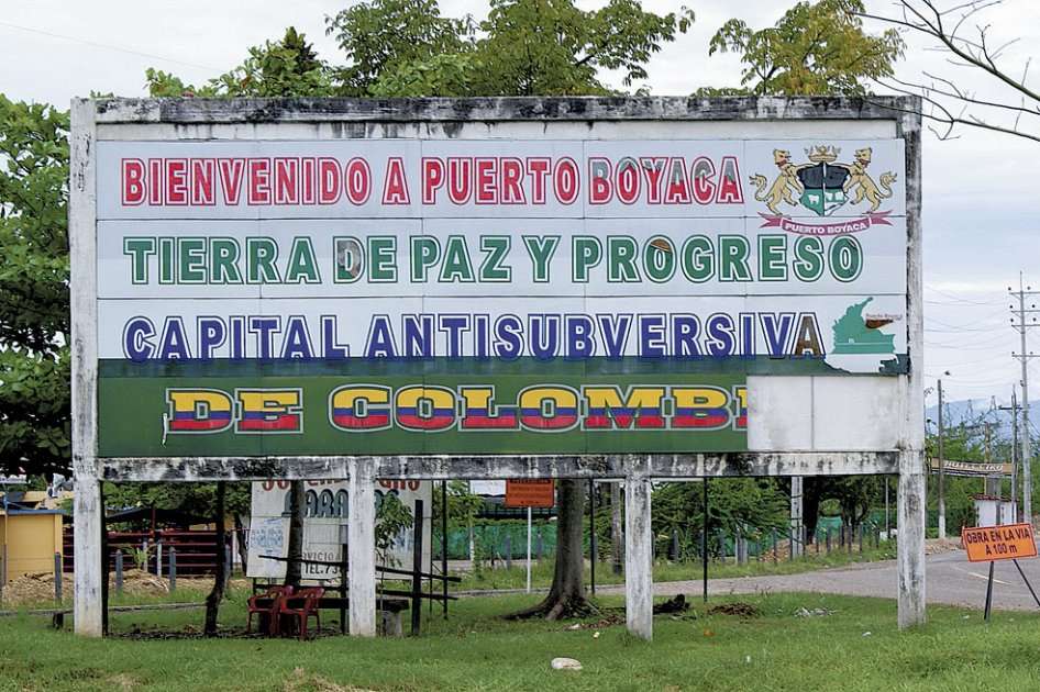 Este letrero, puesto a la entrada de Puerto Boyacá desde finales de los 70, se convirtió en símbolo del paramilitarismo en Colombia. / Archivo-El Espectador