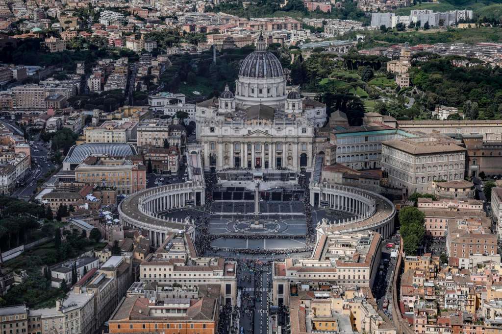 Roma (Italy), 25/04/2025.- An aerial view of the St. Peter's Basilica and St. Peter's Square in Vatican City, taken from an Italian Carabinieri helicopter patrolling above Rome, Italy, 25 April 2025. The funeral of Pope Francis, who died on 21 April 2025, aged 88, is scheduled to take place in the plaza in front of the basilica on 26 April. (Papa, Italia, Roma) EFE/EPA/GIUSEPPE LAMI
