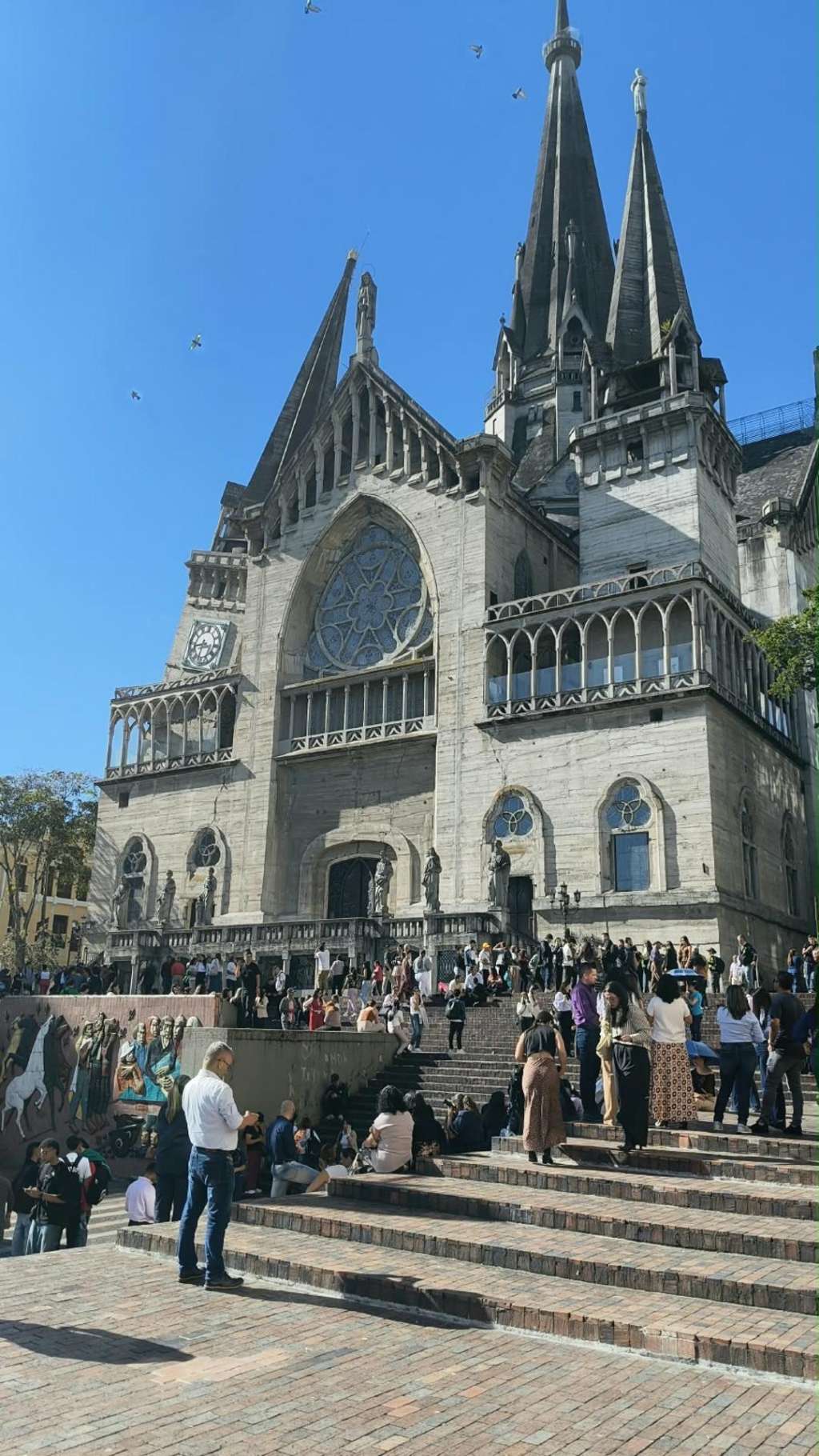 AME7622. MANIZALES (COLOMBIA), 10/08/2026.- Personas esperan frente a la Catedral Basílica Metropolitana de Nuestra Señora del Rosario tras un fuerte temblor este lunes, en Manizales (Colombia). Un temblor de magnitud 7,4 sacudió gran parte de Colombia, según el Servicio Geológico Colombiano (SGC), y las autoridades informaron de daños en varias ciudades como Manizales, Cali y Pereira. EFE/ STR
