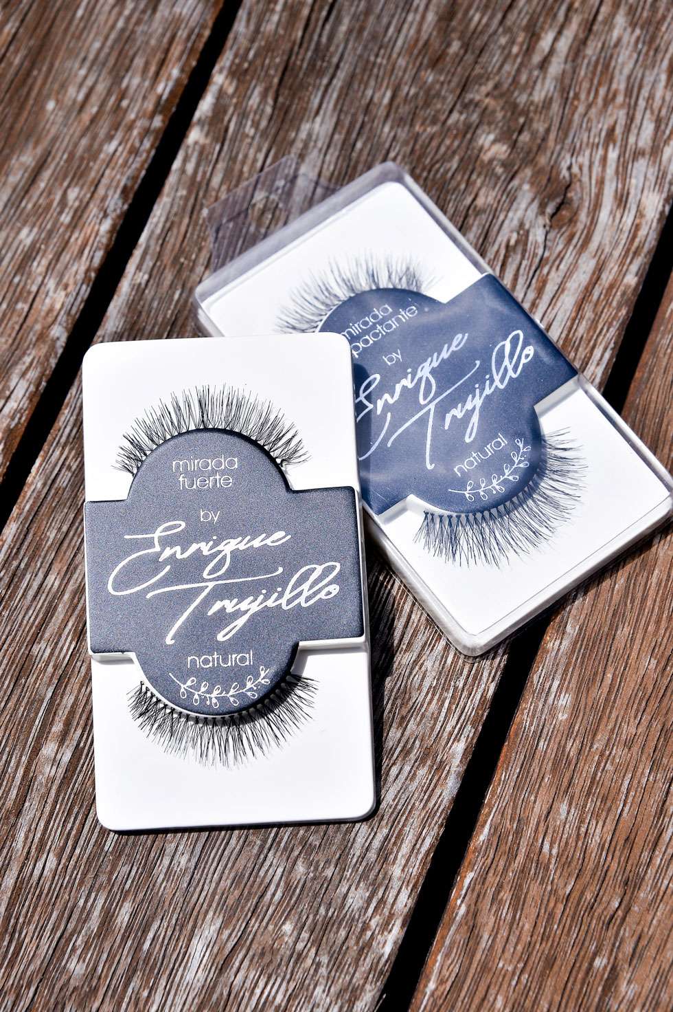 Hay momentos en los que necesitamos un ‘look’ expresivo e impactante, que nos permita, a la vez, mantener la naturalidad. Para eso se crearon las nuevas pestañas en tira de Enrique Trujillo, hechas en fibra natural. Están disponibles en tres referencias: mirada profunda, fuerte e impactante. Son fáciles de poner y se pueden usar cuantas veces se desee. Pedidos en @trujillopeluqueria.