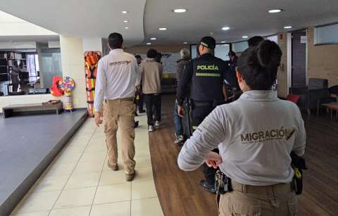 Saqueo a droguería en el 7 de Agosto acaba en captura y expulsión de seis personas del país