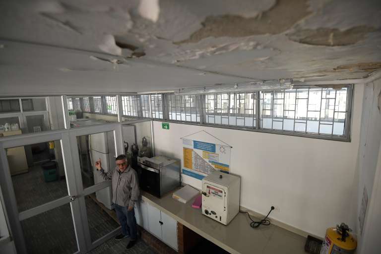 Recorrido por el departamento de Farmacia de la Universidad Nacional, sede Bogotá; se observa deterioro y grietas.
