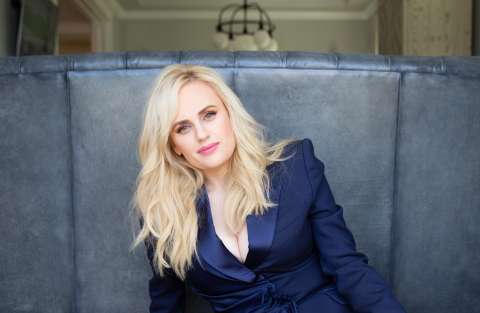 Rebel Wilson confesó en su libro que un miembro de la realeza la invitó a orgía