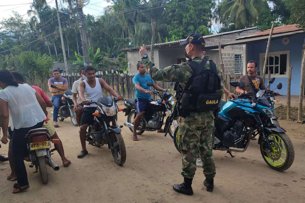 MON400 MONTERÍA (COLOMBIA), 7/05/2021.- Fotografía cedida por el Ministerio de Defensa de Colombia que muestra a un integrante del Ejército colombiano mientras hace control en una vía hoy el la zona rural de Montería (Colombia). El "paro armado" del Clan del Golfo, que tiene sometidas vastas regiones del norte y el noroeste de Colombia, pone de manifiesto la dificultad del Gobierno para garantizar la seguridad en las zonas de conflicto, a merced de las decisiones de la principal banda criminal del país. EFE/ Ministerio de Defensa de Colombia /SOLO USO EDITORIAL SOLO DISPONIBLE PARA ILUSTRAR LA NOTICIA QUE ACOMPAÑA (CRÉDITO OBLIGATORIO)