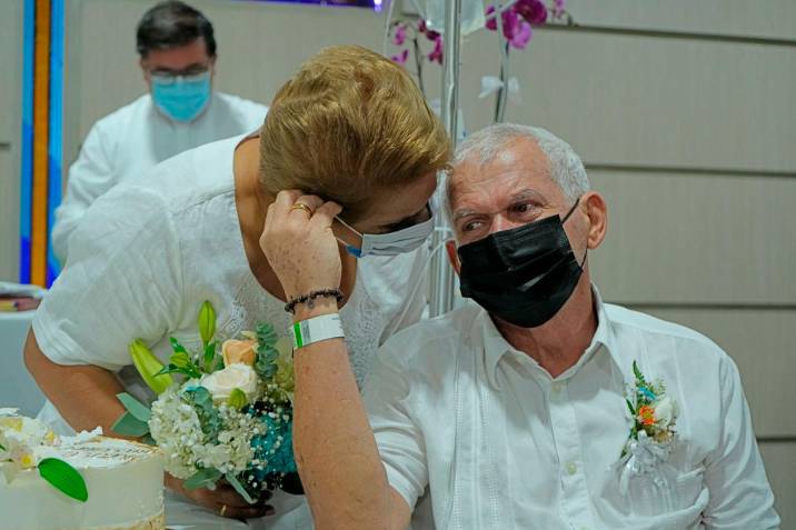 La pareja contrajo matrimonio a través de la iglesia católica, tras hace 40 años haberse casado por lo civil.