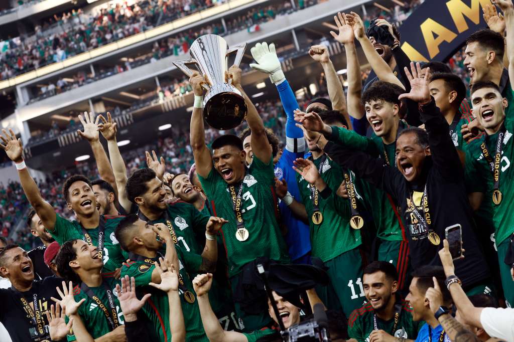 Los Angeles (United States), 16/07/2023.- Mexican players celebrate holding the trophy after their victory over Panama during the CONCACAF Gold Cup final between Panama and Mexico at the SoFi Stadium in Los Angeles, California, USA, 16 July 2023. EFE/EPA/ETIENNE LAURENT
