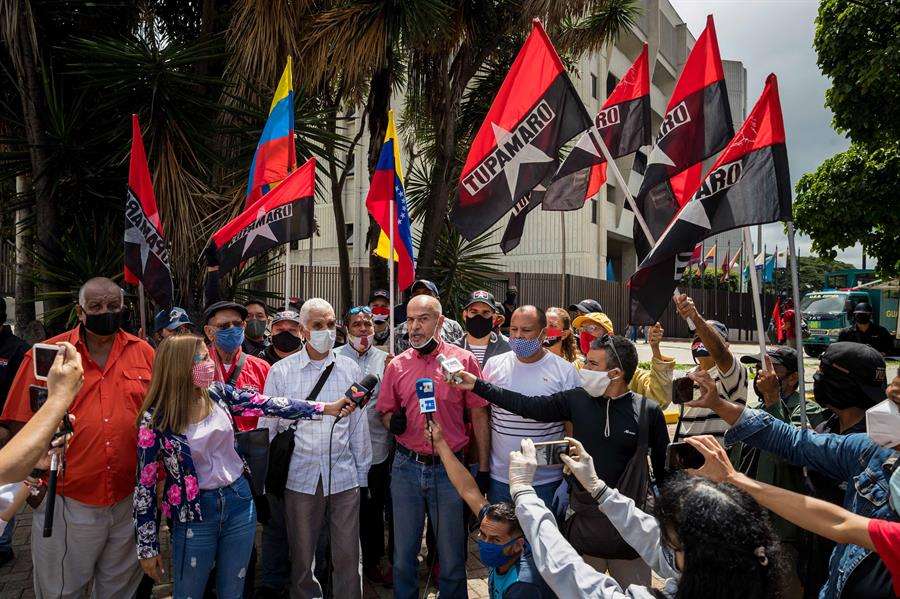 El diputado Ares Di Fazio (c) habla a la prensa durante una manifestación de militantes del partido político venezolano Tupamaro hoy, en las inmediaciones del Tribunal Supremo de Justicia (TSJ), en Caracas.