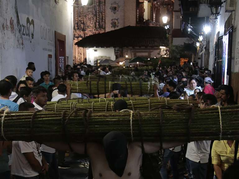 MEX1520.TAXCO (MÉXICO), 06/04/2023.- Fieles católicos participan este Jueves Santo en la Procesión de los Cristos, en la ciudad de Taxco, estado de Guerrero (México). EFE/José Luis de la Cruz