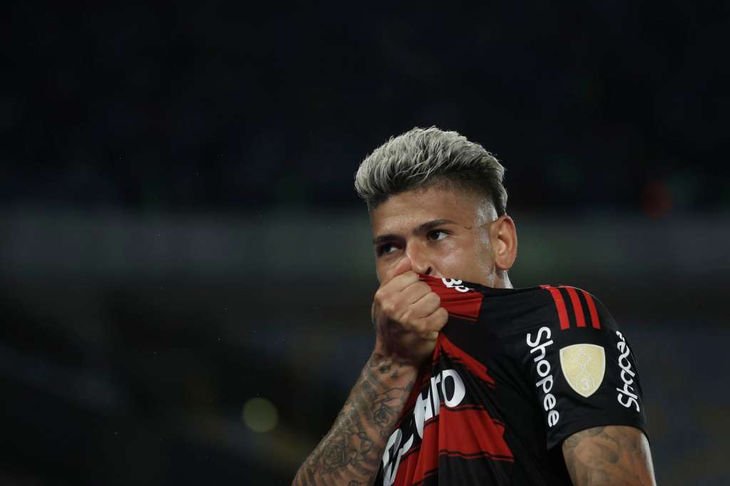 AMDEP7464. RÍO DE JANEIRO (BRASIL), 22/10/2025.- Jorge Carrascal de Flamengo celebra un gol este miércoles, en el partido de ida de la semifinal de la Copa Libertadores entre Flamengo y Racing Club en el estadio Maracaná, en Rio de Janeiro (Brasil). EFE/ Antonio Lacerda