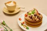 Prepara pancakes saludables con avena, frutos secos y miel