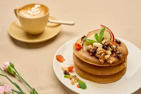 Prepara pancakes saludables con avena, frutos secos y miel
