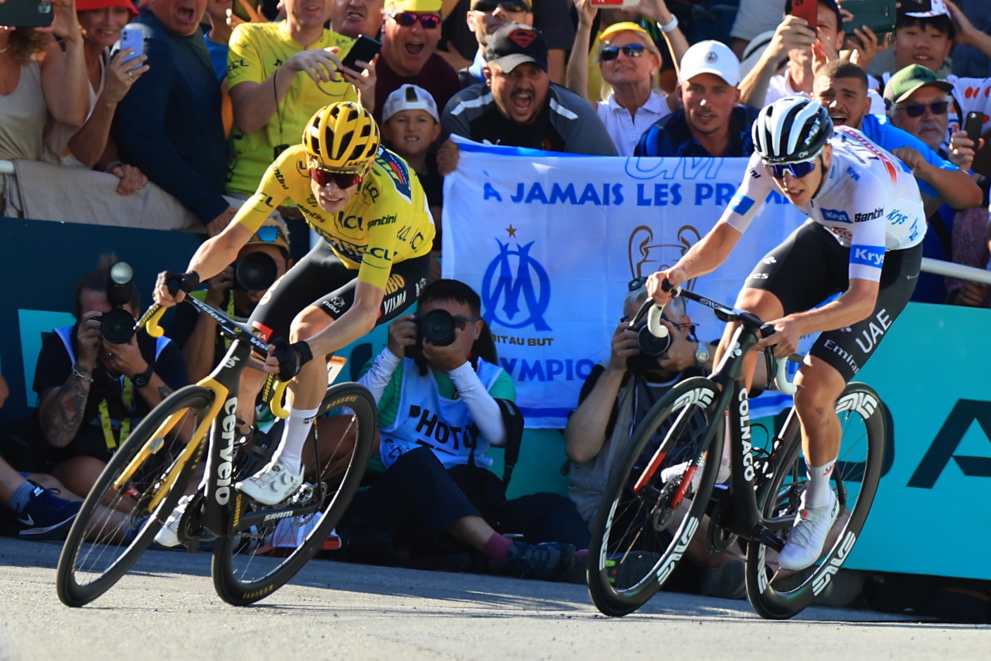 Saint-gervais Mont-blanc Le Bett (France), 16/07/2023.- Danish rider Jonas Vingegaard (L) of team Jumbo-Visma and Slovenian rider Tadej Pogacar of team UAE Team Emirates approach the finish line during the 15th stage of the Tour de France 2023, over 180kms from Les Gets les Portes du Soleil to Saint-Gervais Mont-Blanc le Bettex, France, 16 July 2023. (Ciclismo, Francia, Eslovenia) EFE/EPA/MARTIN DIVISEK