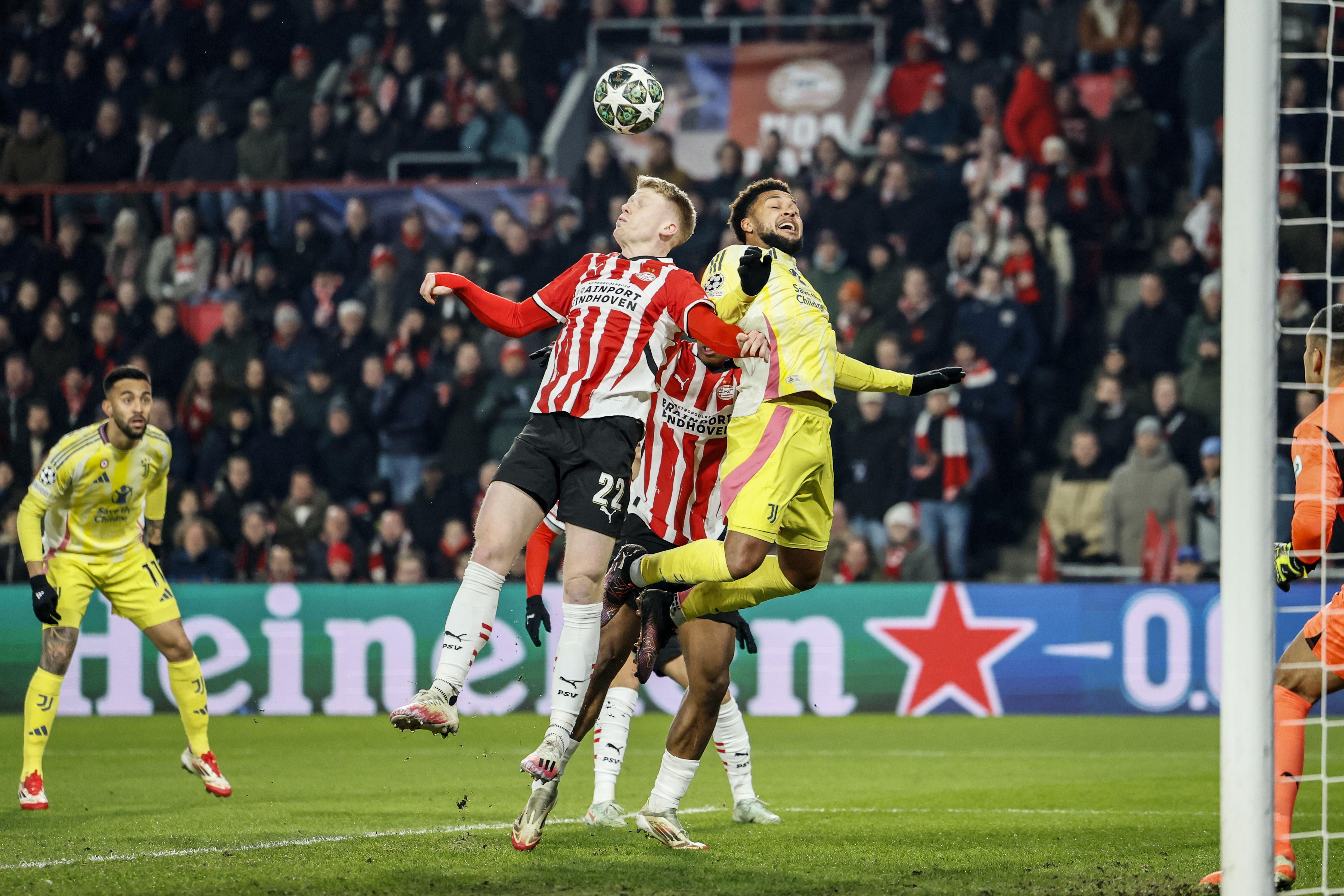 Eindhoven (Netherlands), 19/02/2025.- Jerdy Schouten (L) of PSV Eindhoven and Nicolas Ivan Gonzalez of Juventus FC in action during the UEFA Champions League knockout phase play-offs 2nd leg soccer match between PSV Eindhoven and Juventus FC in Eindhoven, Netherlands, 19 February 2025. (Liga de Campeones, Países Bajos; Holanda) EFE/EPA/KOEN VAN WEEL