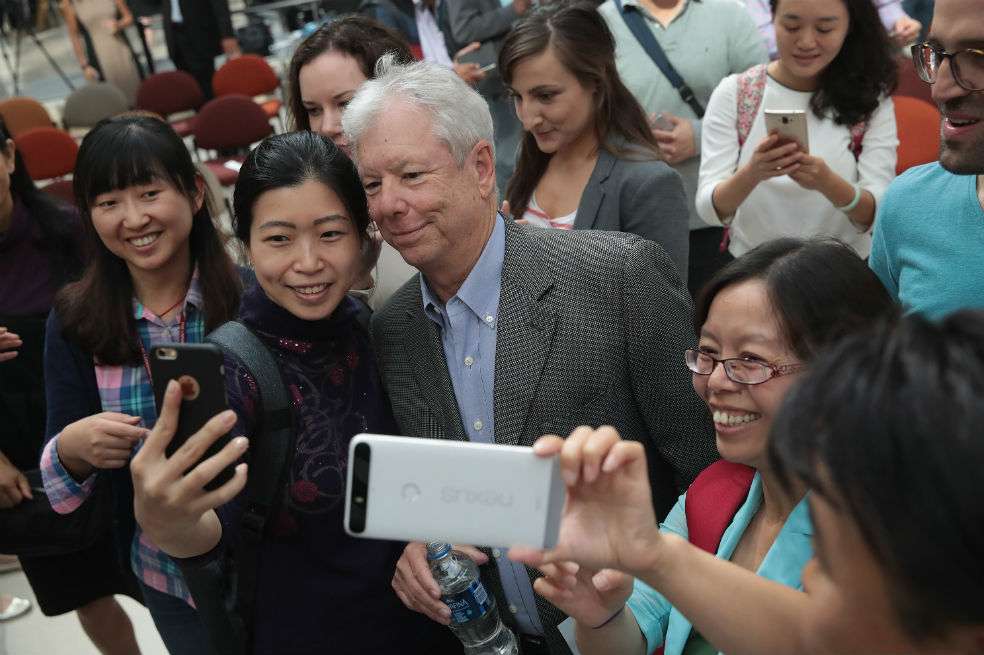 Richard Thaler es un premio Nobel que escribe sobre lo que la pasa a la gente dentro de la economía y por eso tiene muchos seguidores. / AFP
