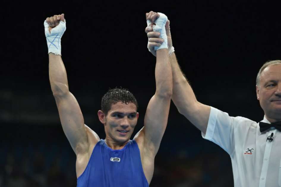 El boxeador colombiano Céiber Ávila celebra tras asegurarse un lugar en los cuartos de final de los 52 kilogramos. / AFP