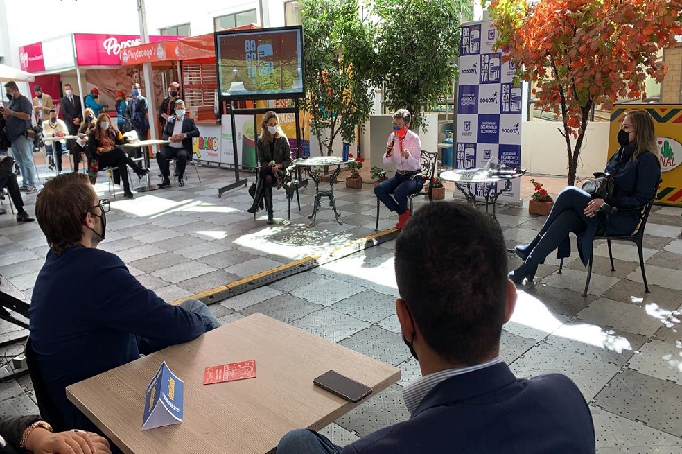 La alcladesa de Bogotá, Claudia López y la secretaria de Desarrollo Económico, Carolina Durán, presentaron los detalles de la medida en medio de un desayuno a "cielo abierto".