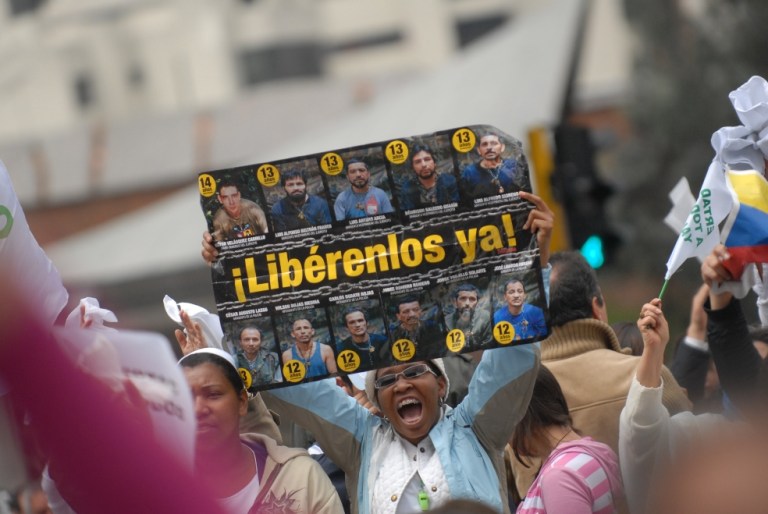“Una afrenta a las víctimas”: reacciones a propuesta a JEP de amnistiar secuestros