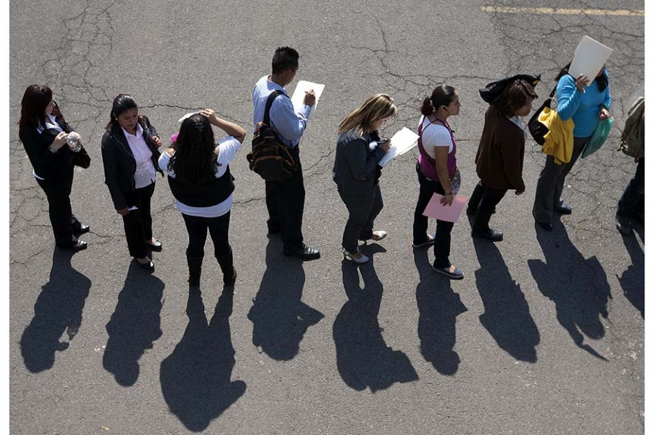 Hay un millón de jóvenes menores de 24 años en condición de desempleo. / Bloomberg